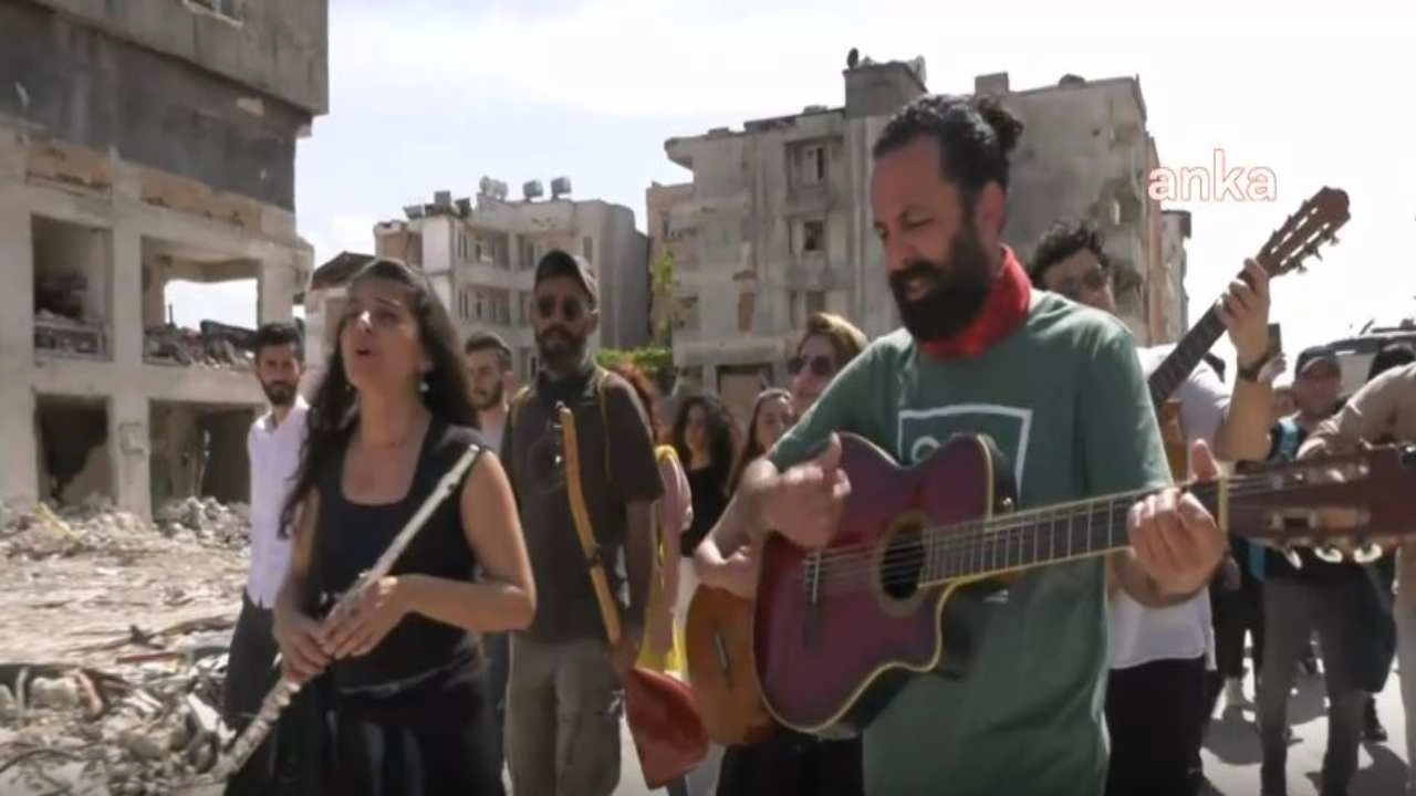 Müzisyenler Antakya sokaklarında şarkılar eşliğinde yürüdü