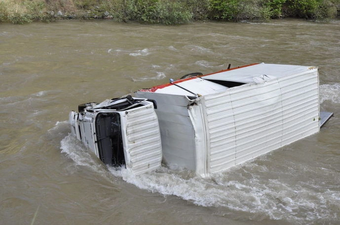Nehre düşen kamyon sürücüsü akıntıya kapılarak kayboldu