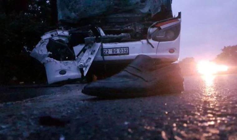 AKP seçmenlerini taşıyan otobüs TIR'a çarptı: 22 yaralı