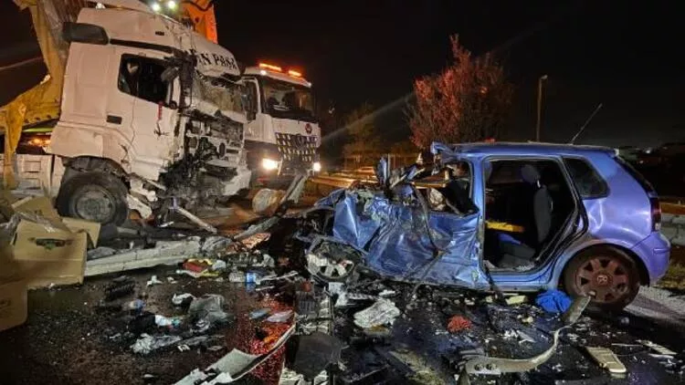 Çatalca'da TIR, otomobilin üzerine devrildi: Ölü ve yaralılar var