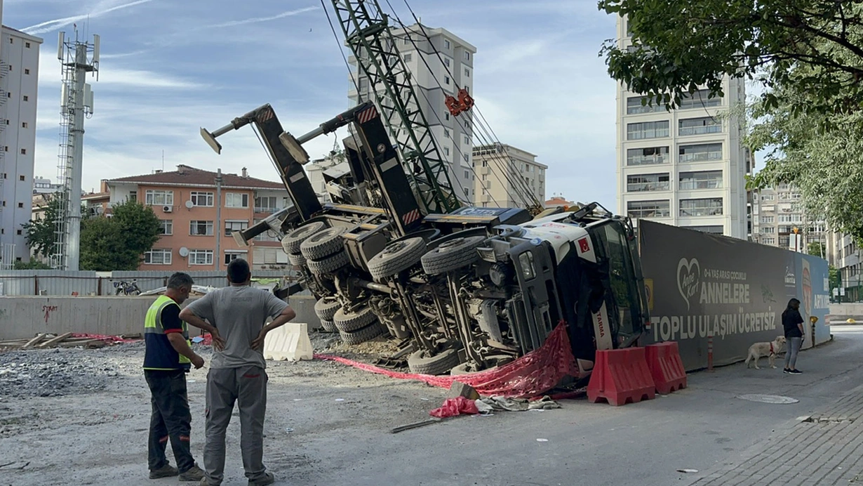 Kadıköy'de metro şantiyesinde vinç devrildi, sokak trafiğe kapatıldı