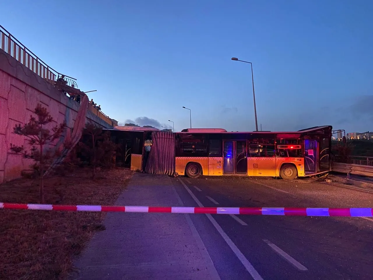 Başakşehir'de İETT otobüsü yola uçtu: Şoför ağır yaralandı
