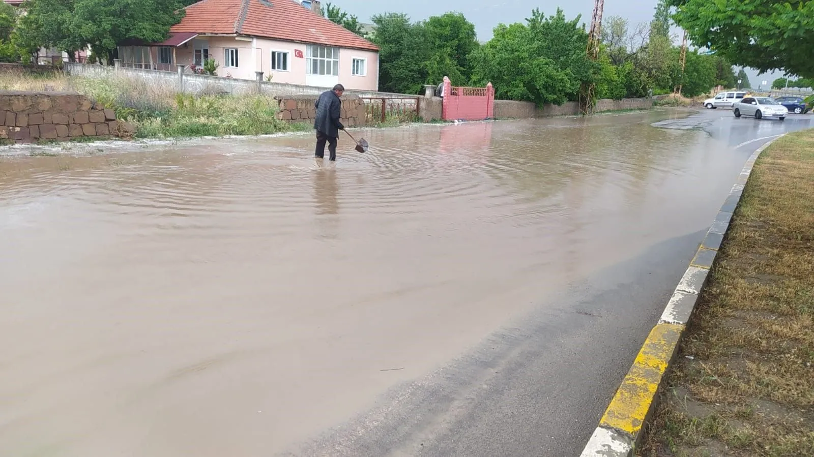Sivas'ı sel vurdu: Tarım arazileri zarar gördü, iş yerlerini su bastı