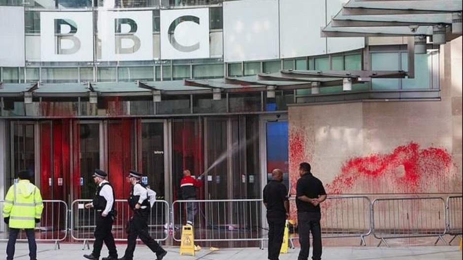 BBC'nin merkezine boyalı saldırı