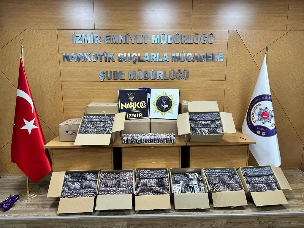 İzmir'de silah ve uyuşturucu operasyonları: 117 bin sentetik hap, 11 silah ele geçirildi