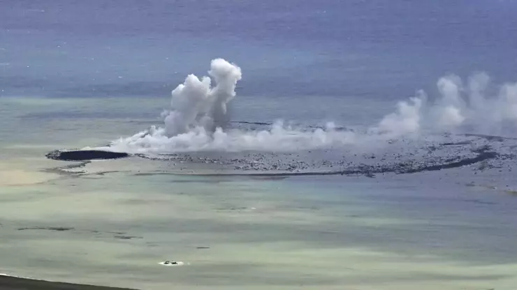 Volkanik patlama yaşandı, dünyanın en yeni adası ortaya çıktı