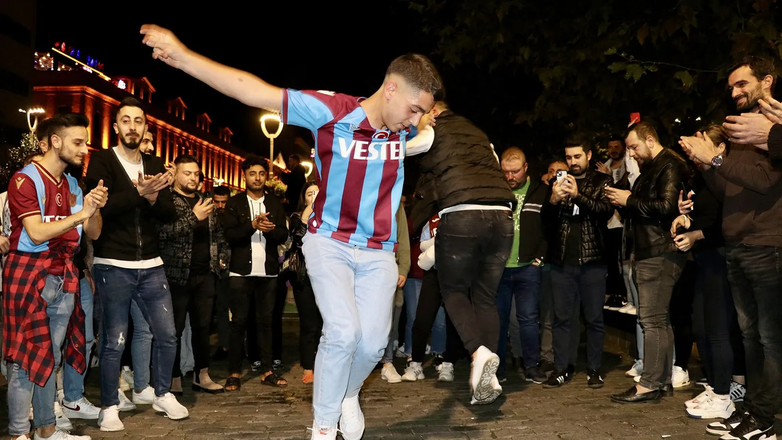 Trabzonsporlu taraftarlar galibiyeti coşkuyla kutladı
