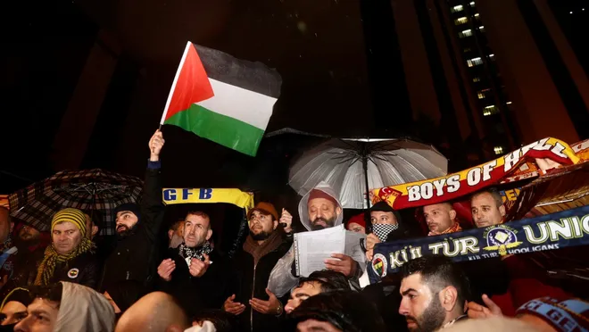 Taraftarlardan İsrail Konsolosluğu önünde protesto: Filistin halkının direnişini selamlıyoruz