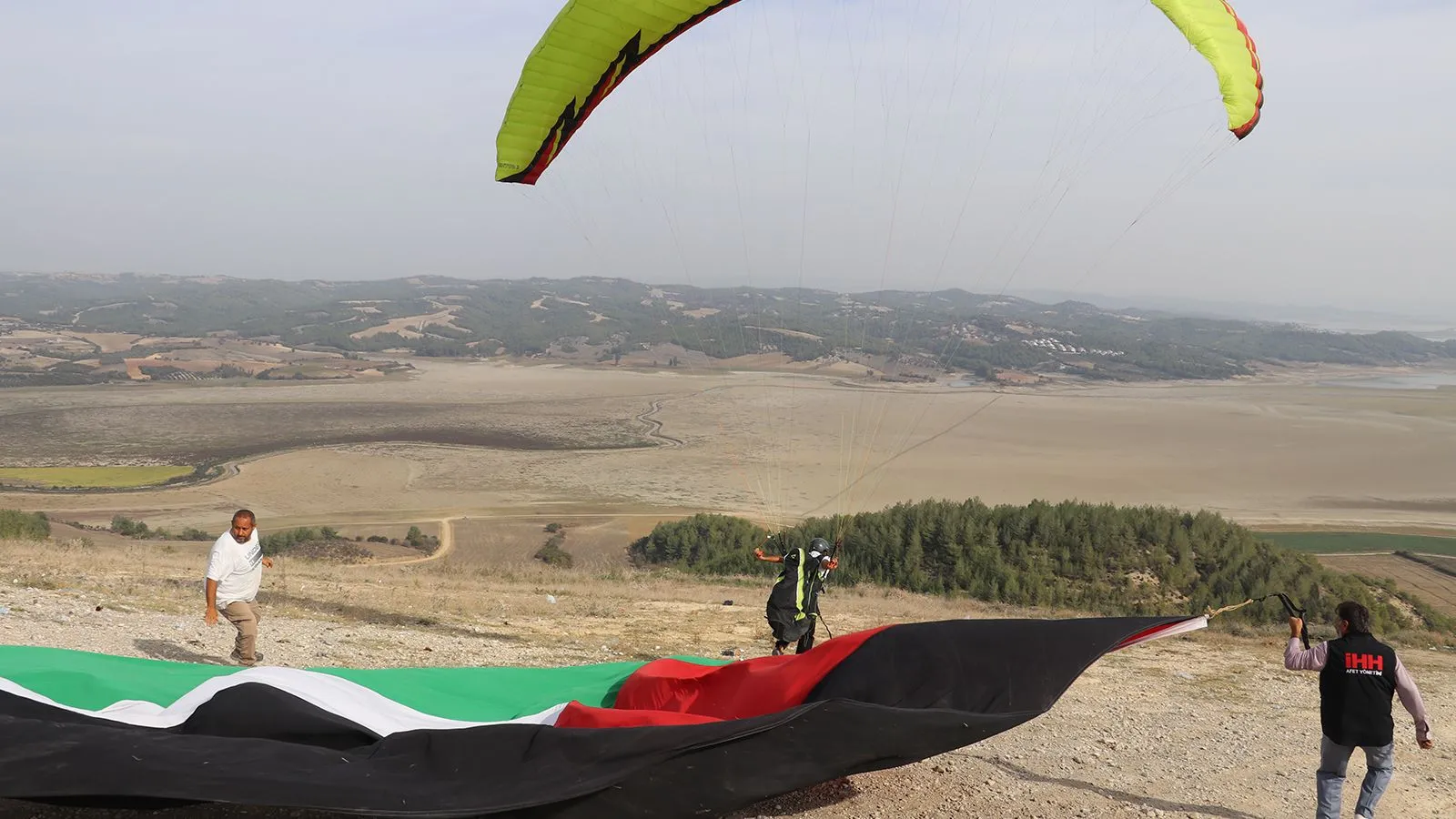Yamaç paraşütçüsü Serdar Gülşen, dev Filistin bayrağıyla atlayış yaptı