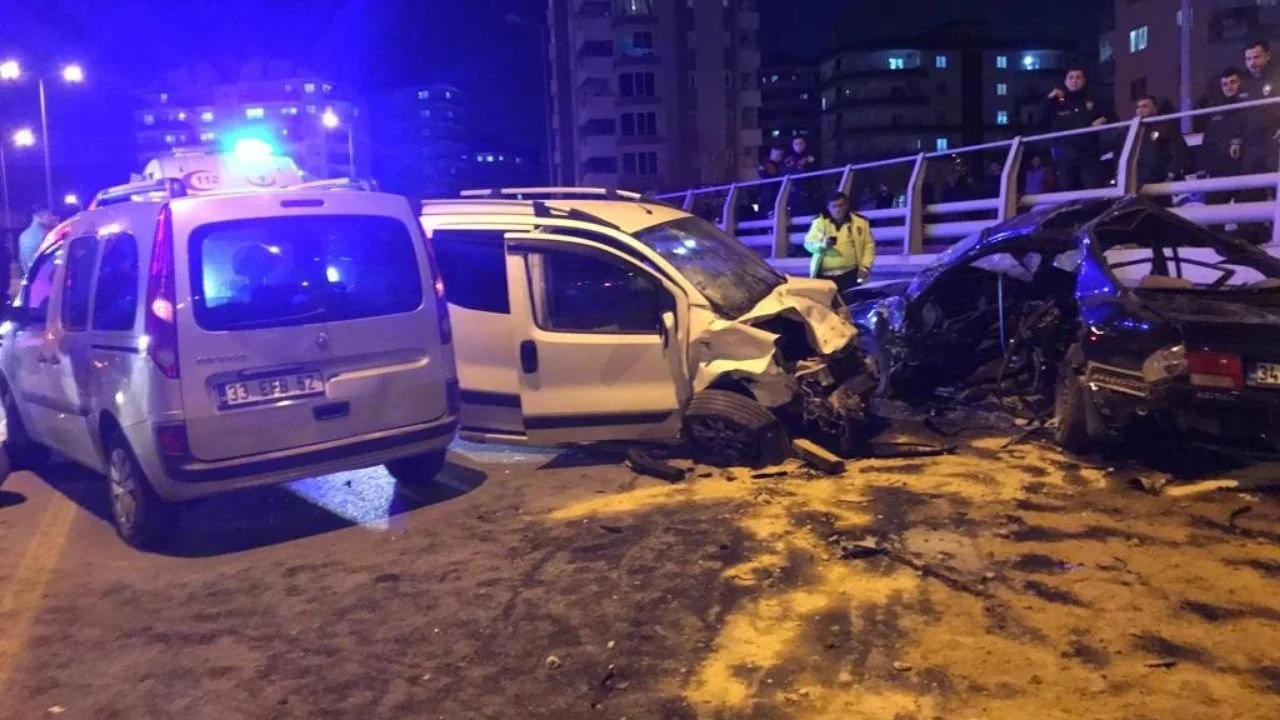 Mersin'de zincirleme trafik kazası: İki ölü, dört yaralı