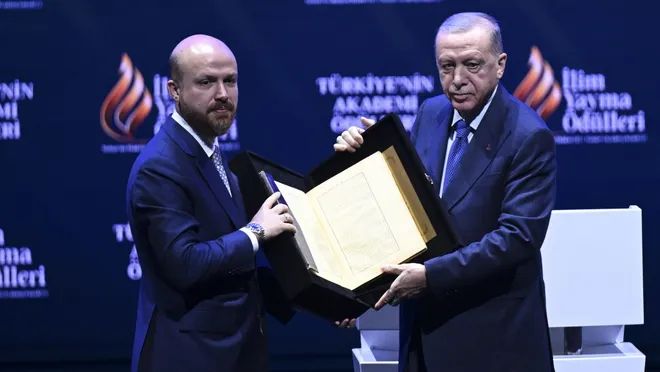 Bilal Erdoğan'dan ödül töreninde Cumhurbaşkanı Erdoğan'a hediye