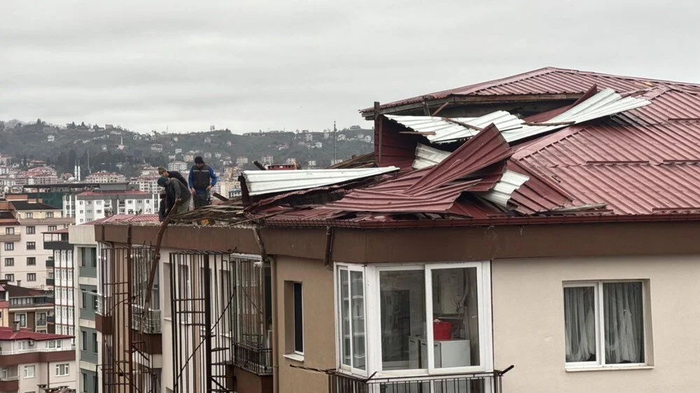Rize'de çatıları uçuran fırtına