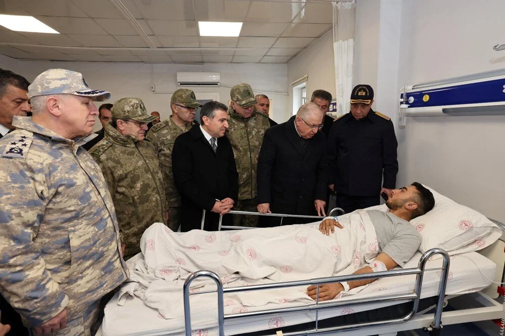 Milli Savunma Bakanı Güler'den yaralı askerlere ziyaret