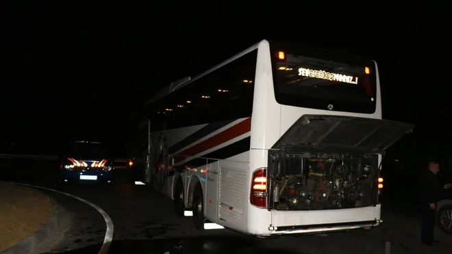 33 yolcunun bulunduğu otobüse tüfekle ateş açıldı