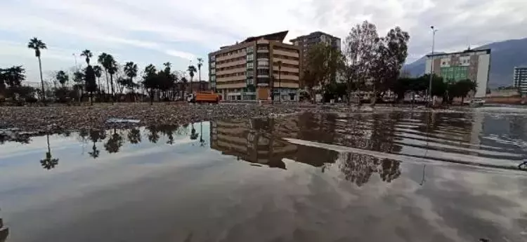 Depremde çöken İskenderun sahili yine göle döndü 