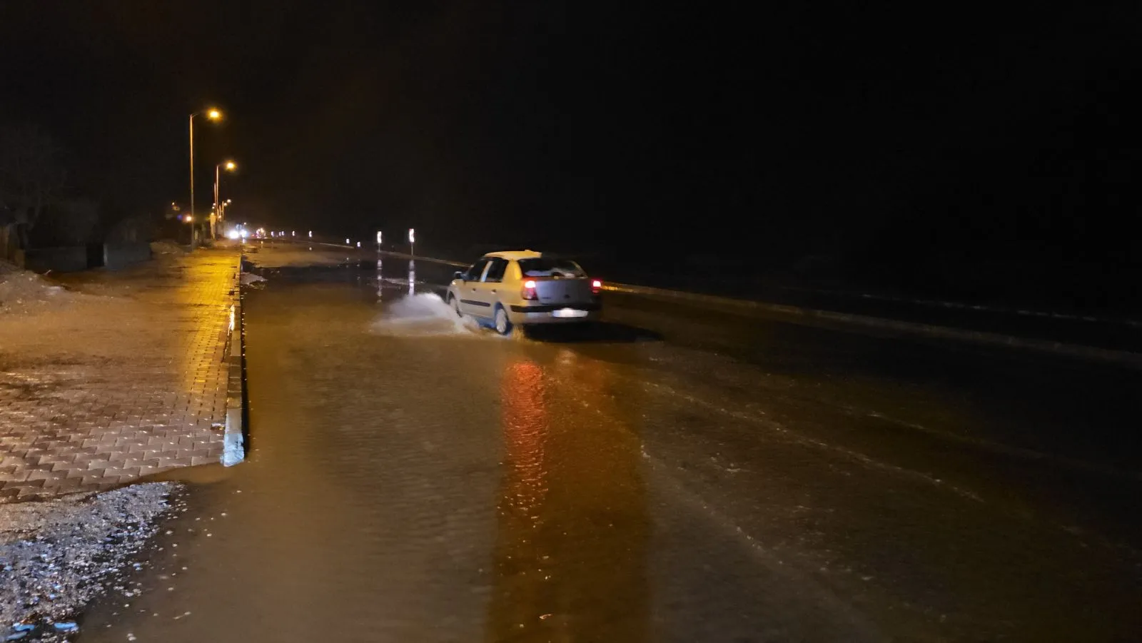 Kastamonu'da fırtına sonucu deniz taştı: Sokaklar sular altında