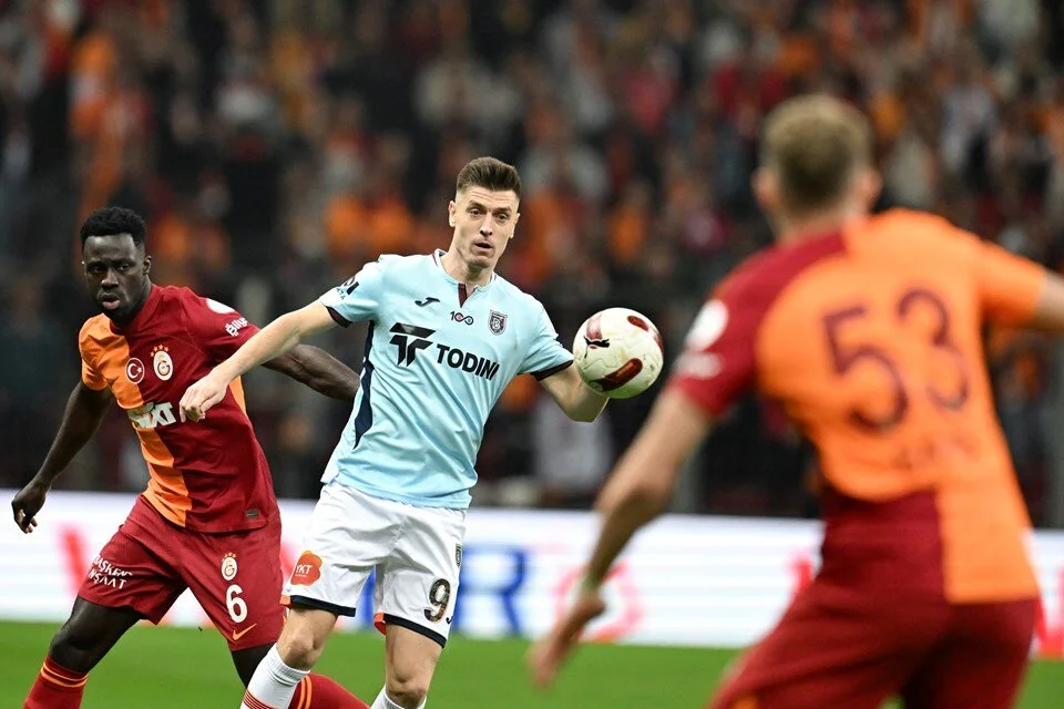 Galatasaray, Başakşehir'i 2 golle yenerek zirveye yerleşti