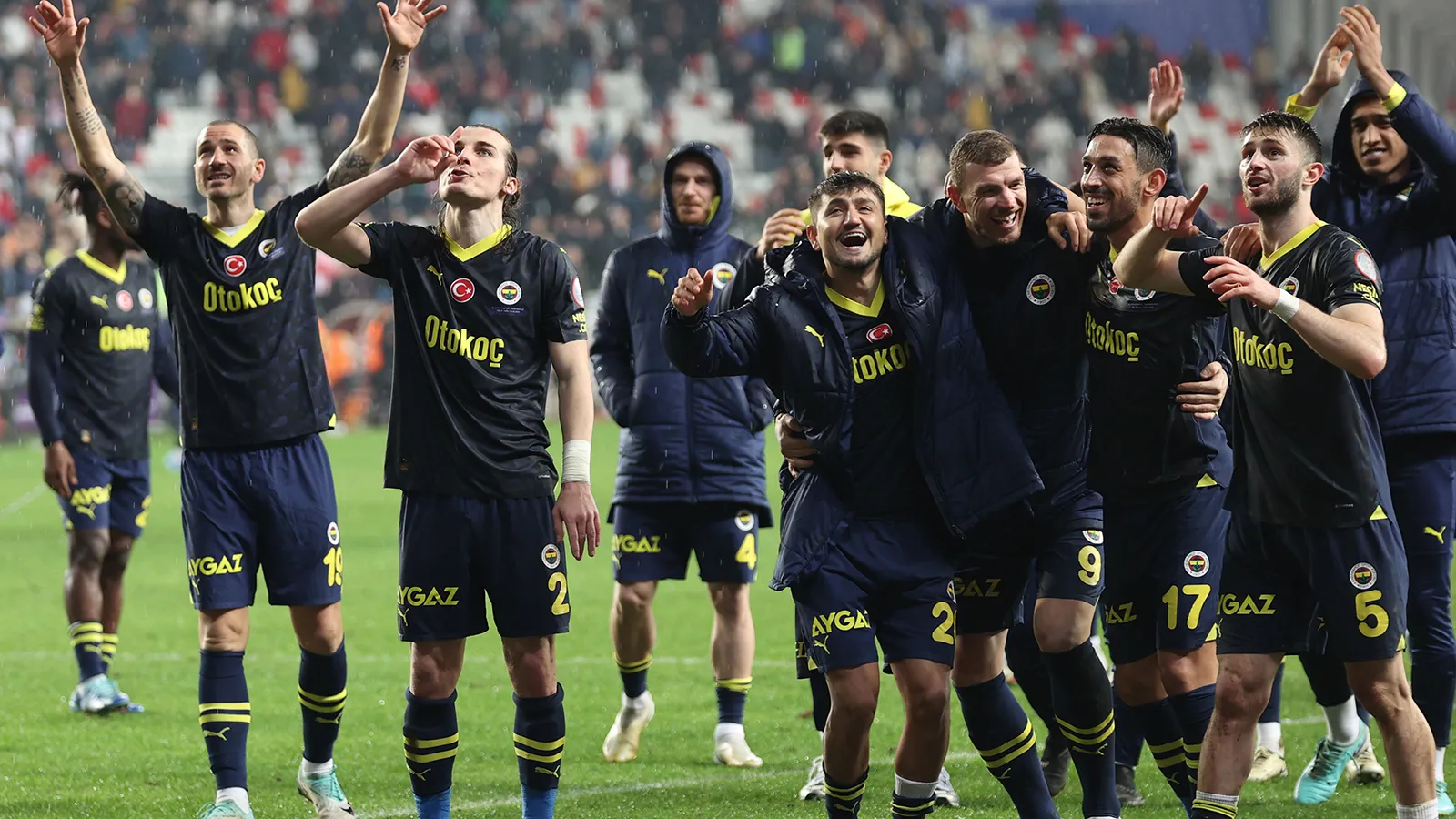 Fenerbahçe, UEFA kadrosunu güncelledi