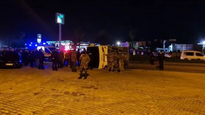 Hatay'da midibüs devrildi: 11 polis yaralı