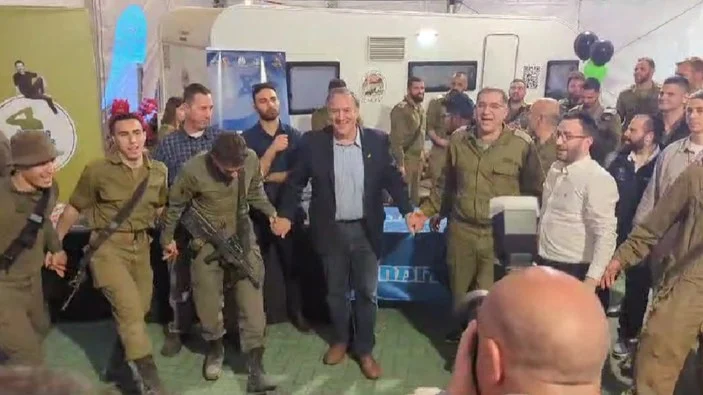 Eski ABD Dışişleri Bakanı Mike Pompeo, İsrail askerleri ile dans etti